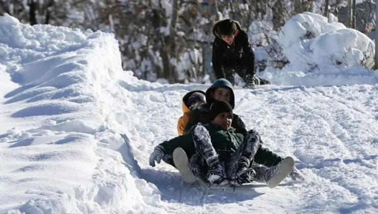 Yoğun kar yağışı eğitimi durdurdu: 8 ilde okullar tatil