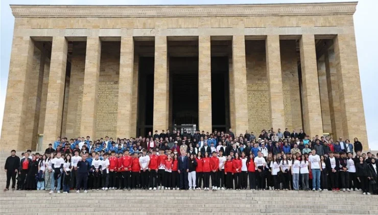 Bakan Bak sporcularla birlikte Anıtkabir’i ziyaret etti